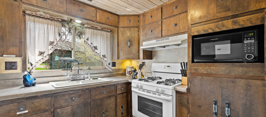 lakePark Green Cabin 8