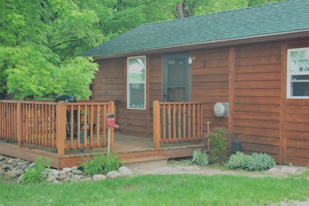 Exterior view of the one-bedroom cabin at Lake Park Campground.