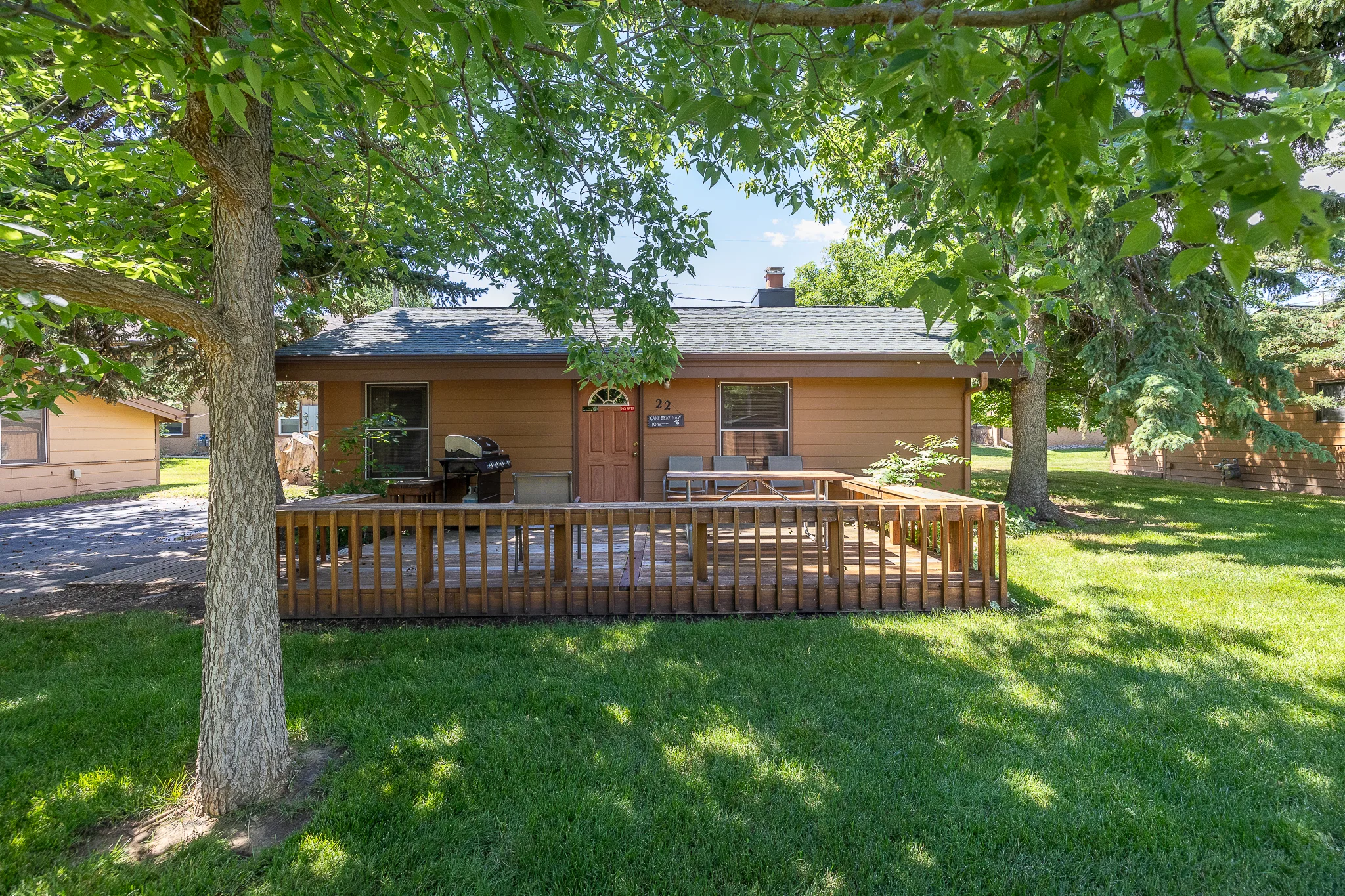 Two-bedroom deluxe cabin with deck at Lake Park Campground
